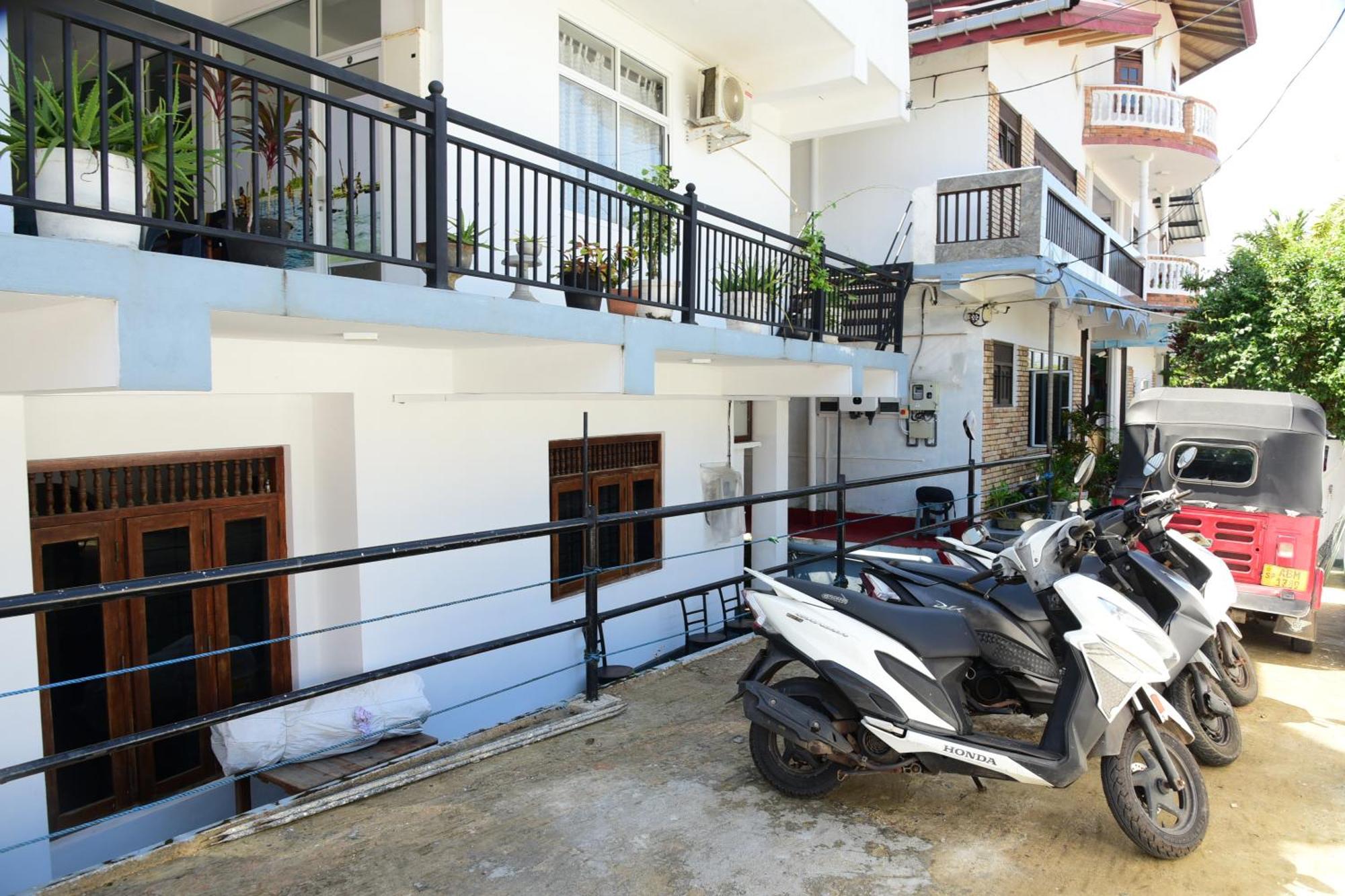 Hotel Happy Tuna ฮิกคาดูวา ภายนอก รูปภาพ